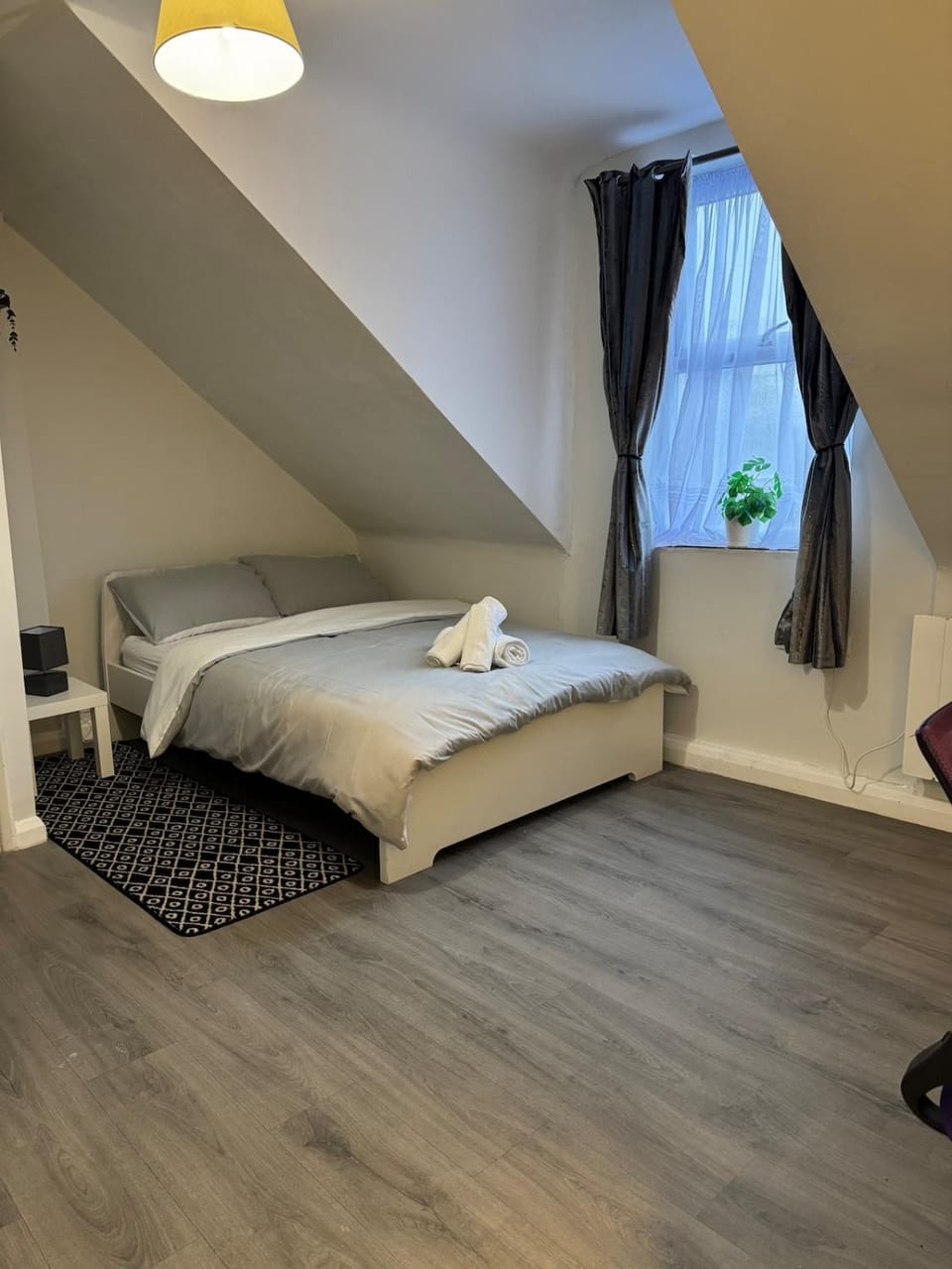 Loft Studio with Private Ensuite Bathroom and Kitchenette Apartment in Luton