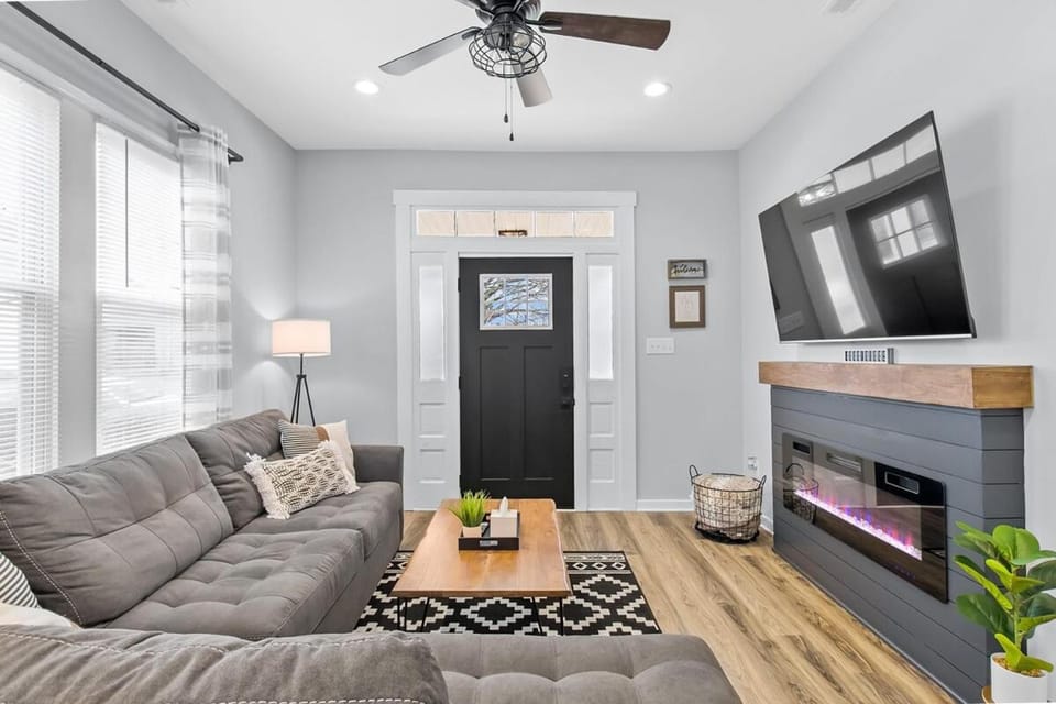 TV and multimedia, Living room, Seating area, fireplace