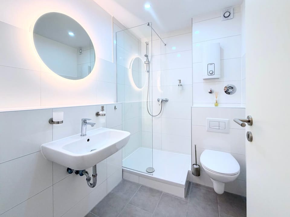 Shower, Toilet