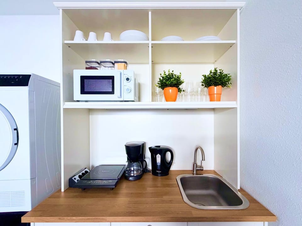 Coffee/tea facilities, Kitchen or kitchenette, microwave, stove