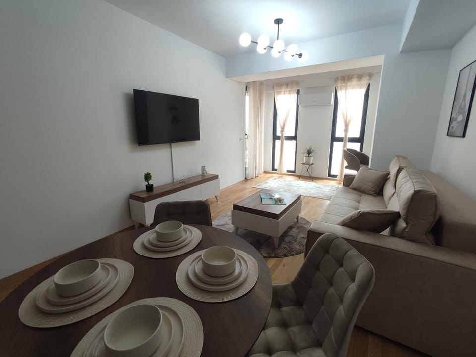 Bed, TV and multimedia, Living room, Photo of the whole room, Seating area, Dining area