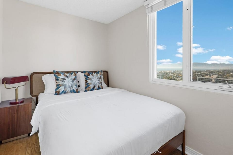 Signature Marina Stay Water View Pool Gym Apartment in Marina del Rey