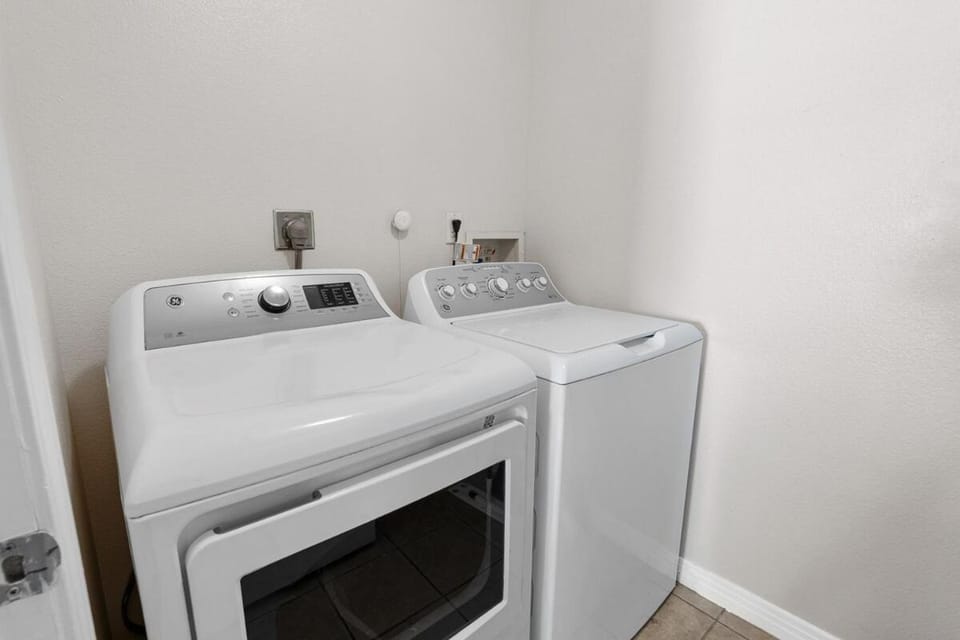 Signature Marina Stay Water View Pool Gym Apartment in Marina del Rey