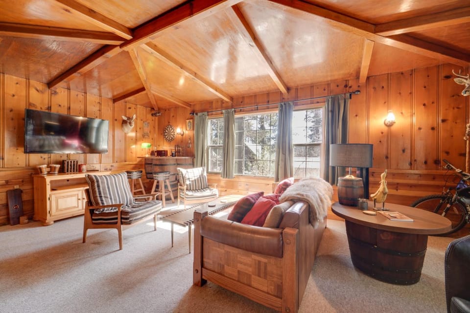 Great for Families! Woodsy Truckee Haven w/ Deck House in Truckee