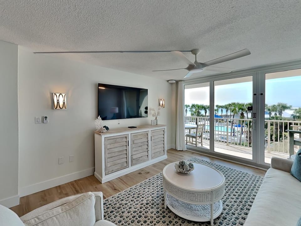 TV and multimedia, Balcony/Terrace, Living room, Seating area, Pool view, furniture
