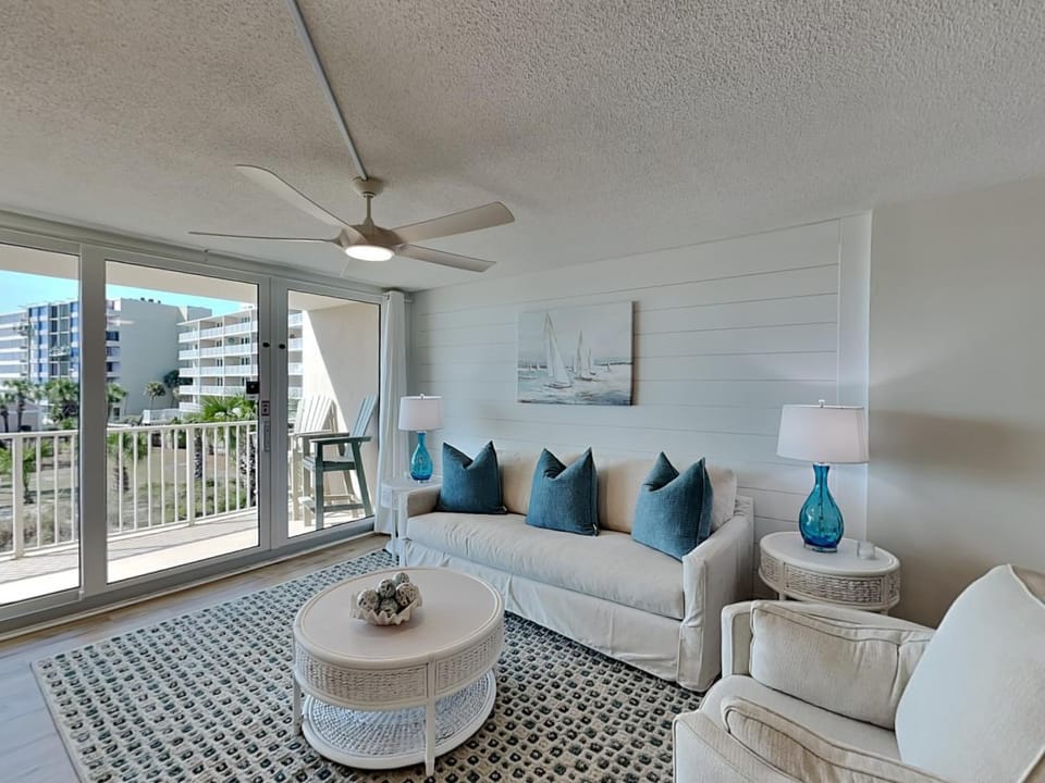 Balcony/Terrace, Living room, Seating area, City view, furniture