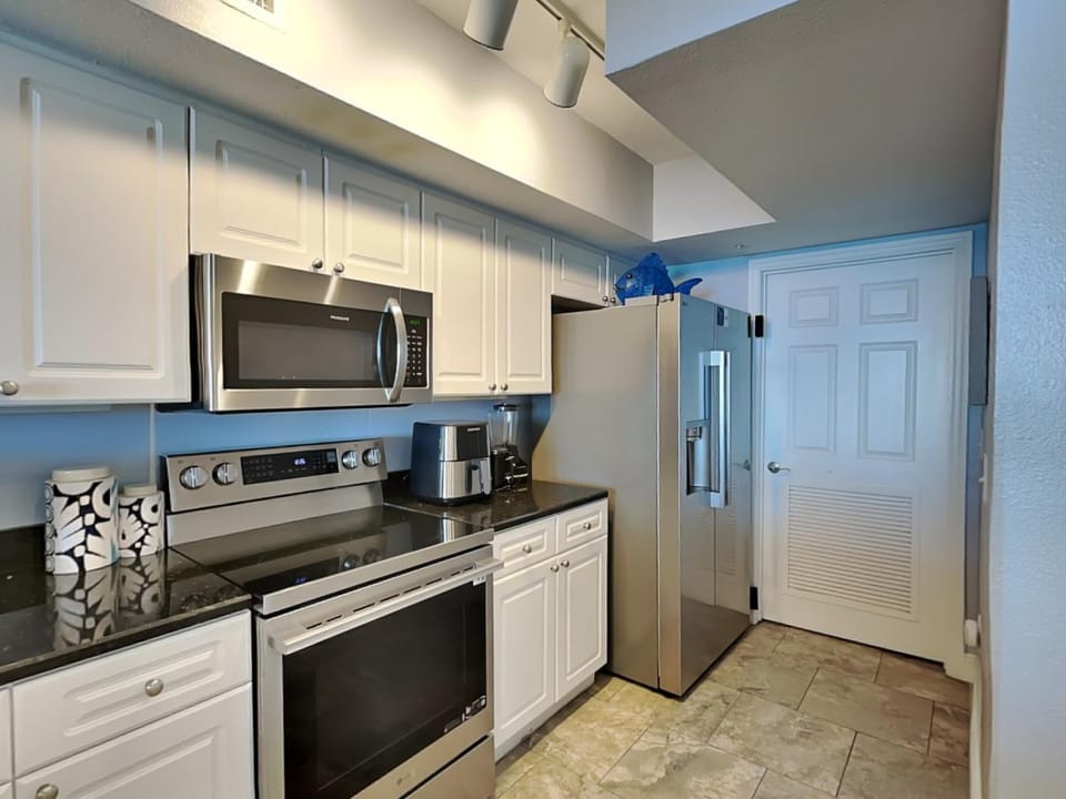 Kitchen or kitchenette, microwave, oven