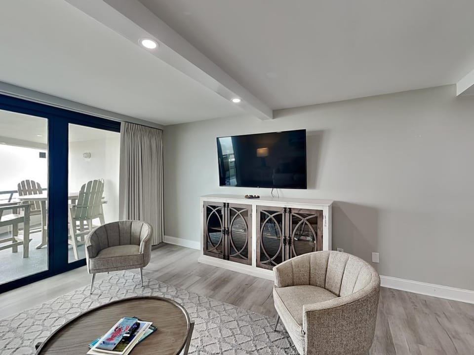 TV and multimedia, Balcony/Terrace, Living room, Seating area, furniture