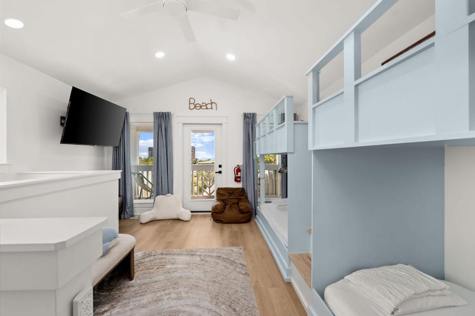 Bed, TV and multimedia, View (from property/room), Bedroom, bunk bed