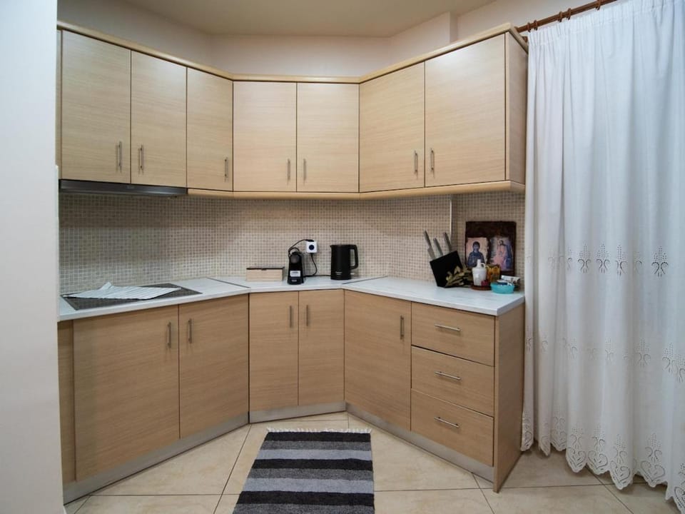 Coffee/tea facilities, Kitchen or kitchenette, stove