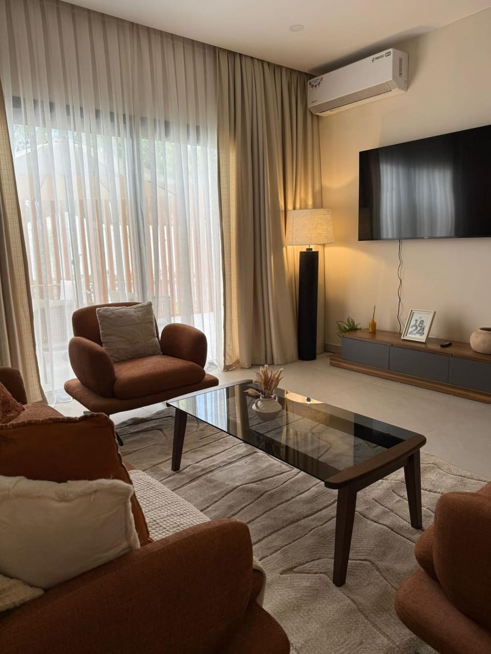 Communal lounge/ TV room, TV and multimedia, Living room, Seating area, air conditioner