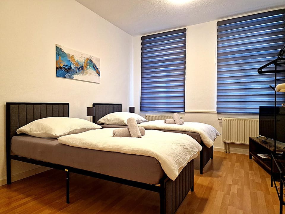 Bed, towels