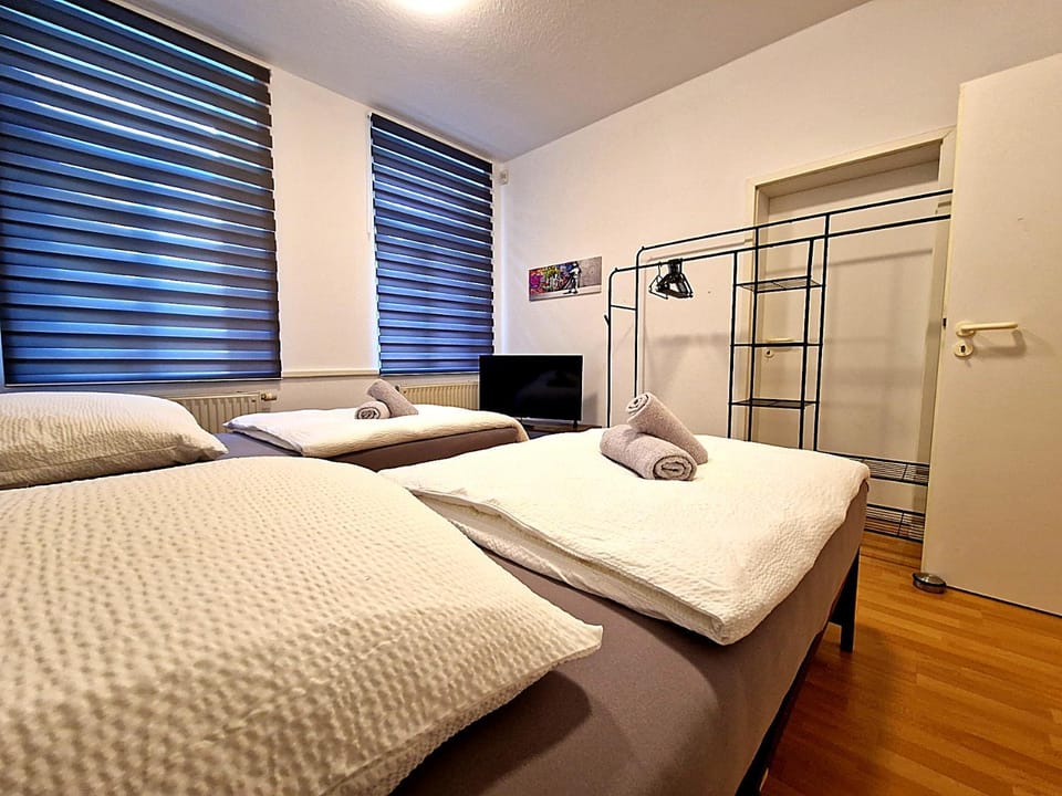 Bed, towels