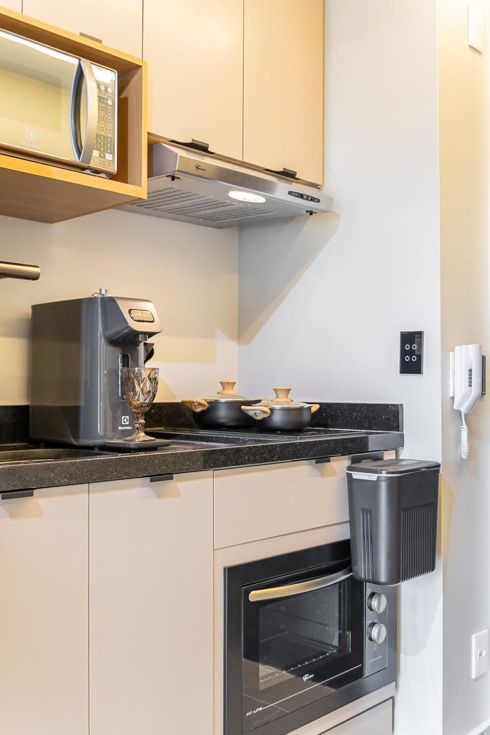 Coffee/tea facilities, Kitchen or kitchenette, stove