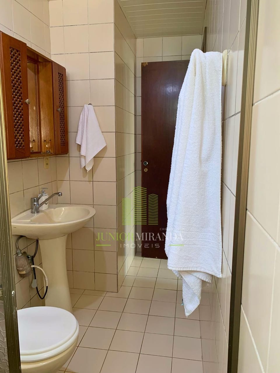 Bathroom, towels