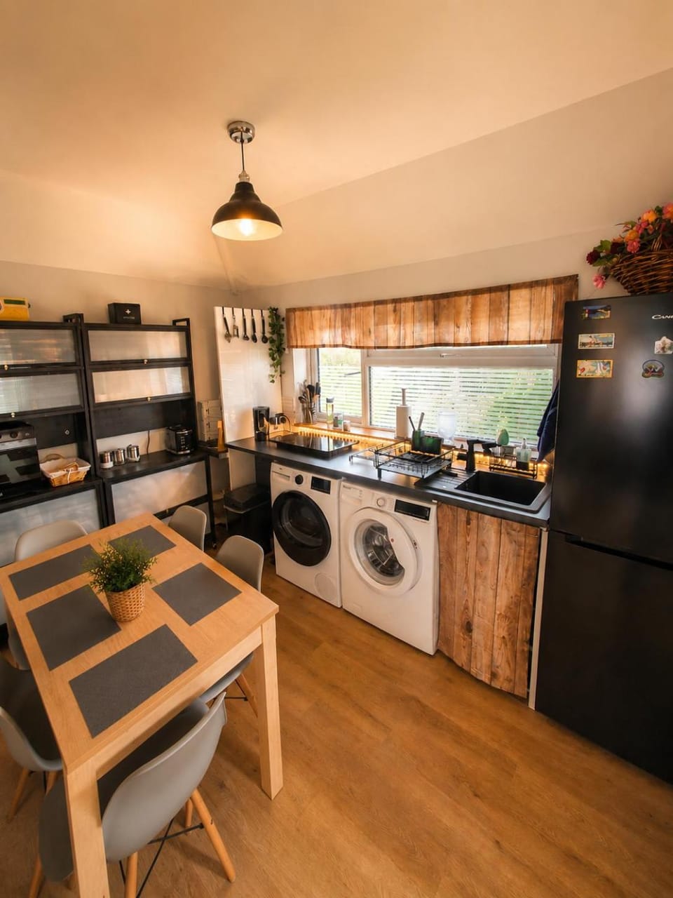 Luxury Smart 1-Bedroom Residence, Windsor,Slough, Sleeps 4, Garden, Parking Apartment in Slough