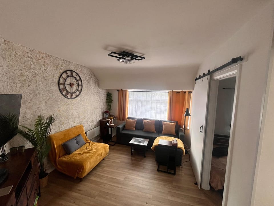 Luxury Smart 1-Bedroom Residence, Windsor,Slough, Sleeps 4, Garden, Parking Apartment in Slough