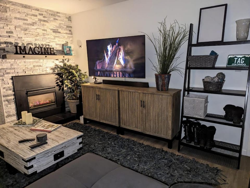 Communal lounge/ TV room, Living room, fireplace