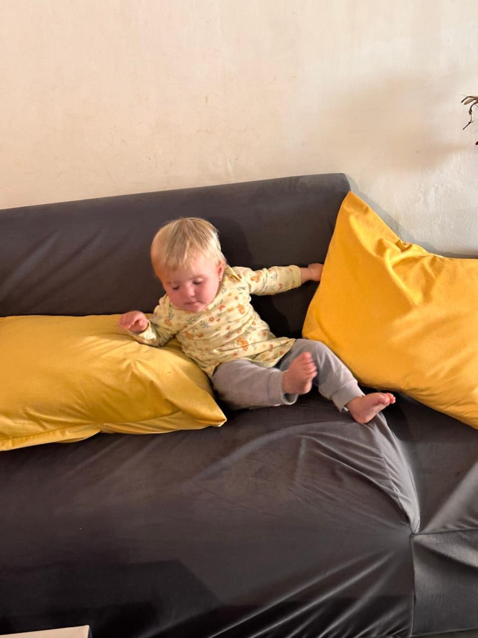 Living room, Seating area, children, group of guests