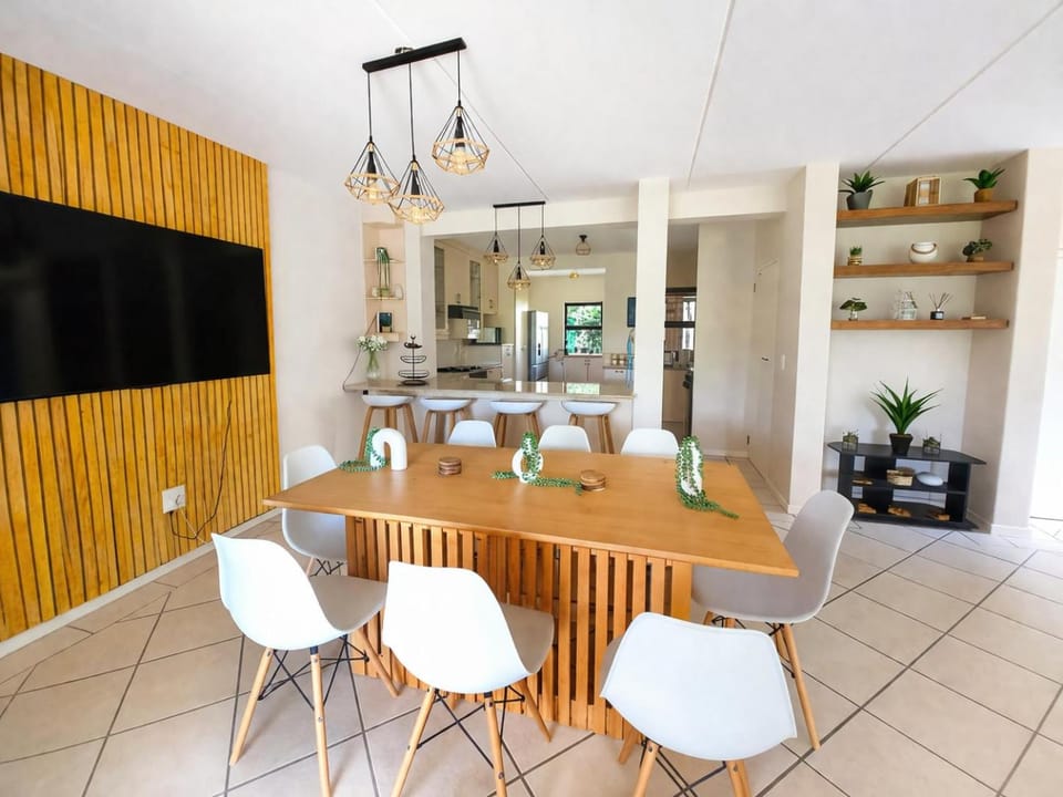 Communal lounge/ TV room, TV and multimedia, Seating area, Dining area, Evening entertainment