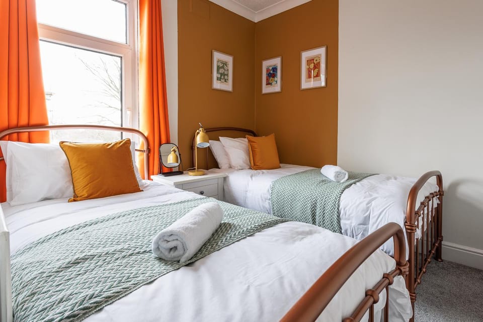 Central Bishop Auckland 2BR Home Walk to Town House in England