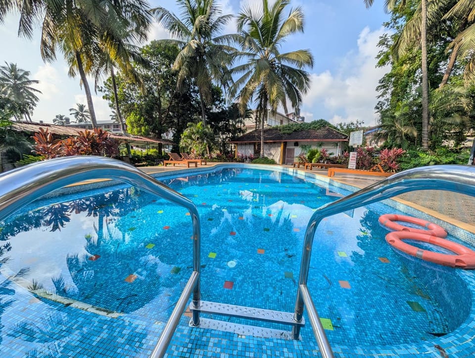 Day, Natural landscape, Pool view, Swimming pool, sunbed