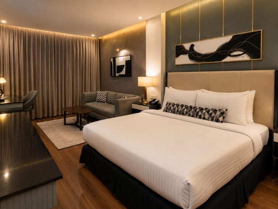 Bed, Living room, Photo of the whole room, Seating area, Bedroom