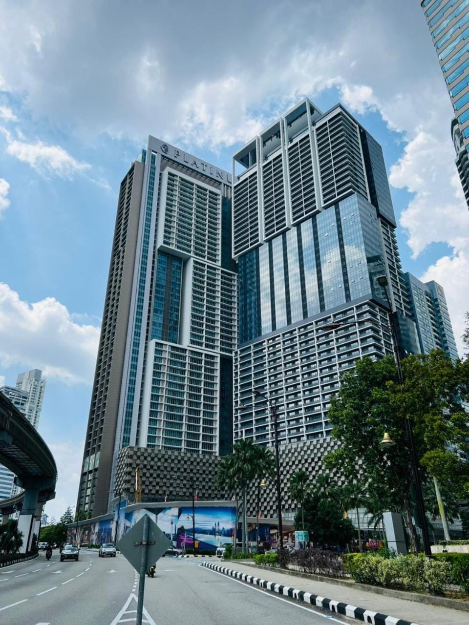 Property building, Day, City view, Location