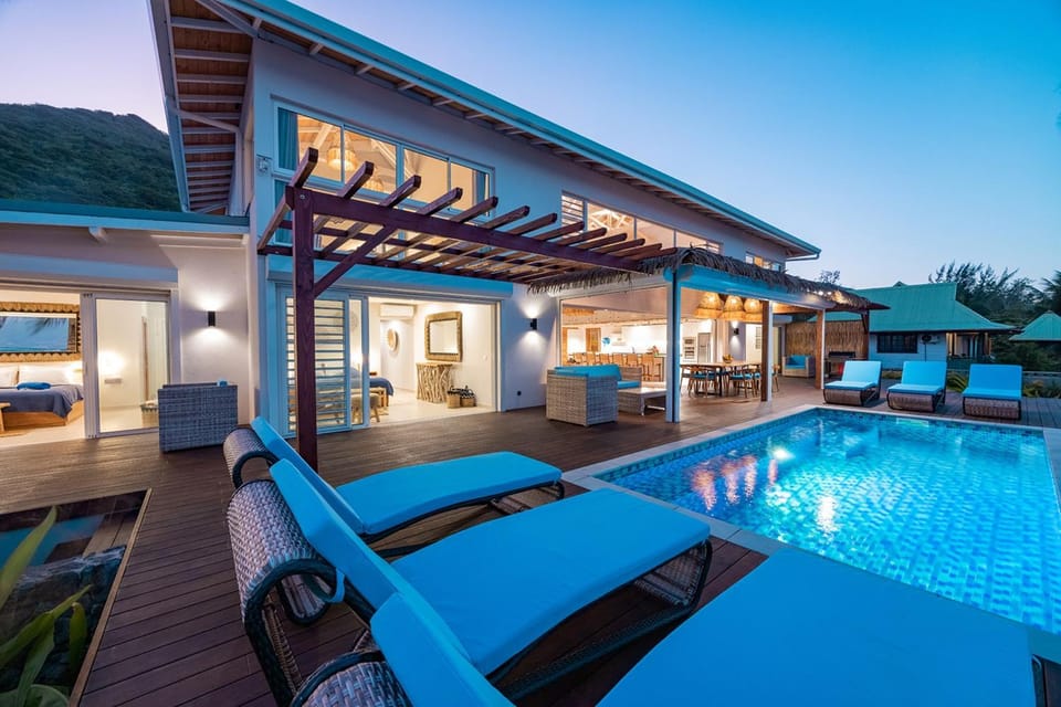 Swimming pool, sunbed