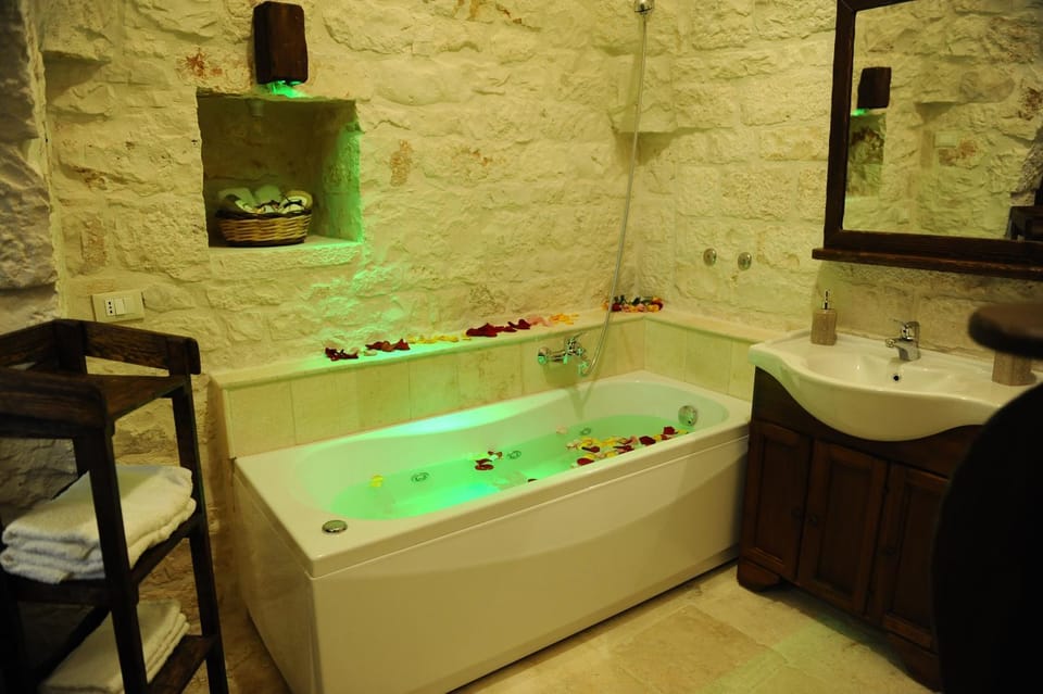 Hot Tub, Bathroom