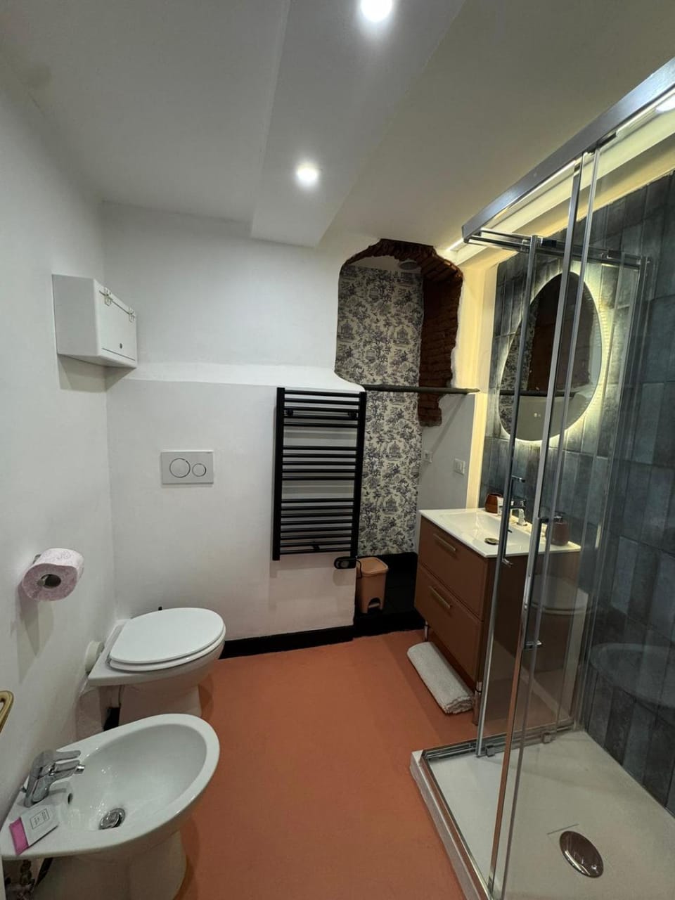Shower, Toilet, Bathroom, bidet, towels