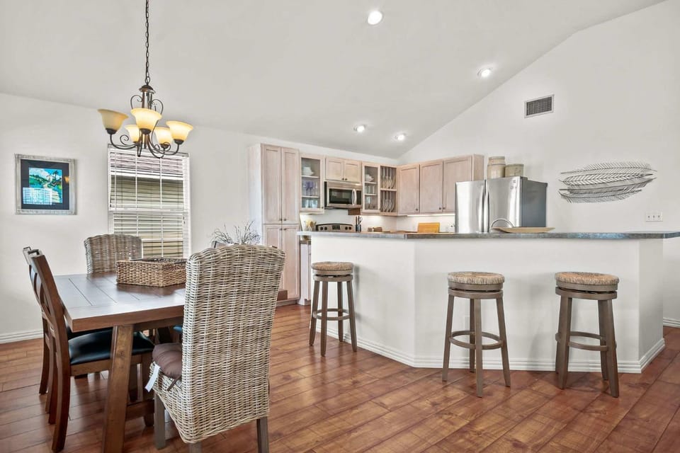 Fin and Feather Cozy for 8 House in Port Aransas