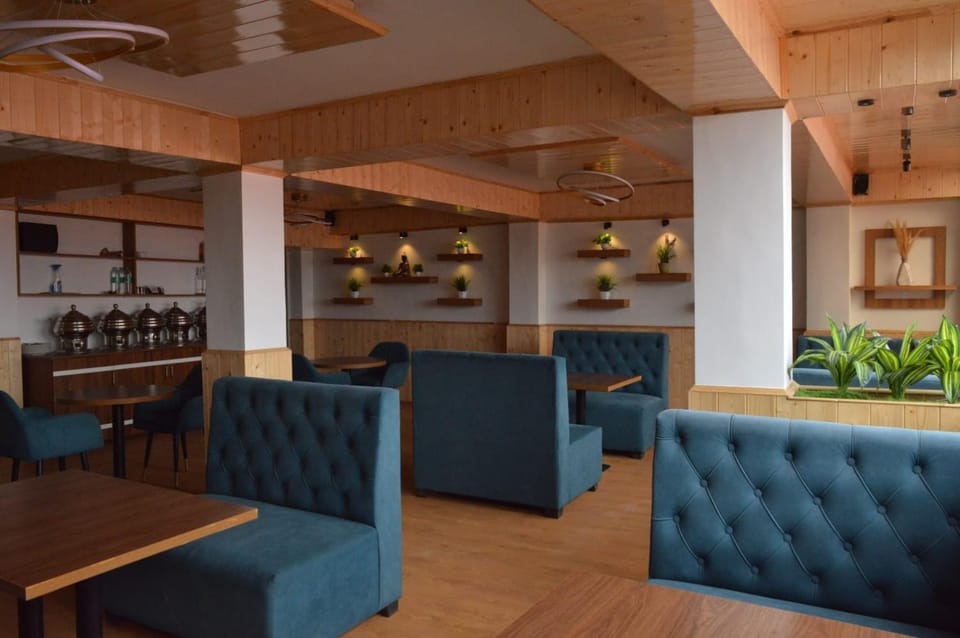 Restaurant/places to eat, Internal: Not applicable to any particular room