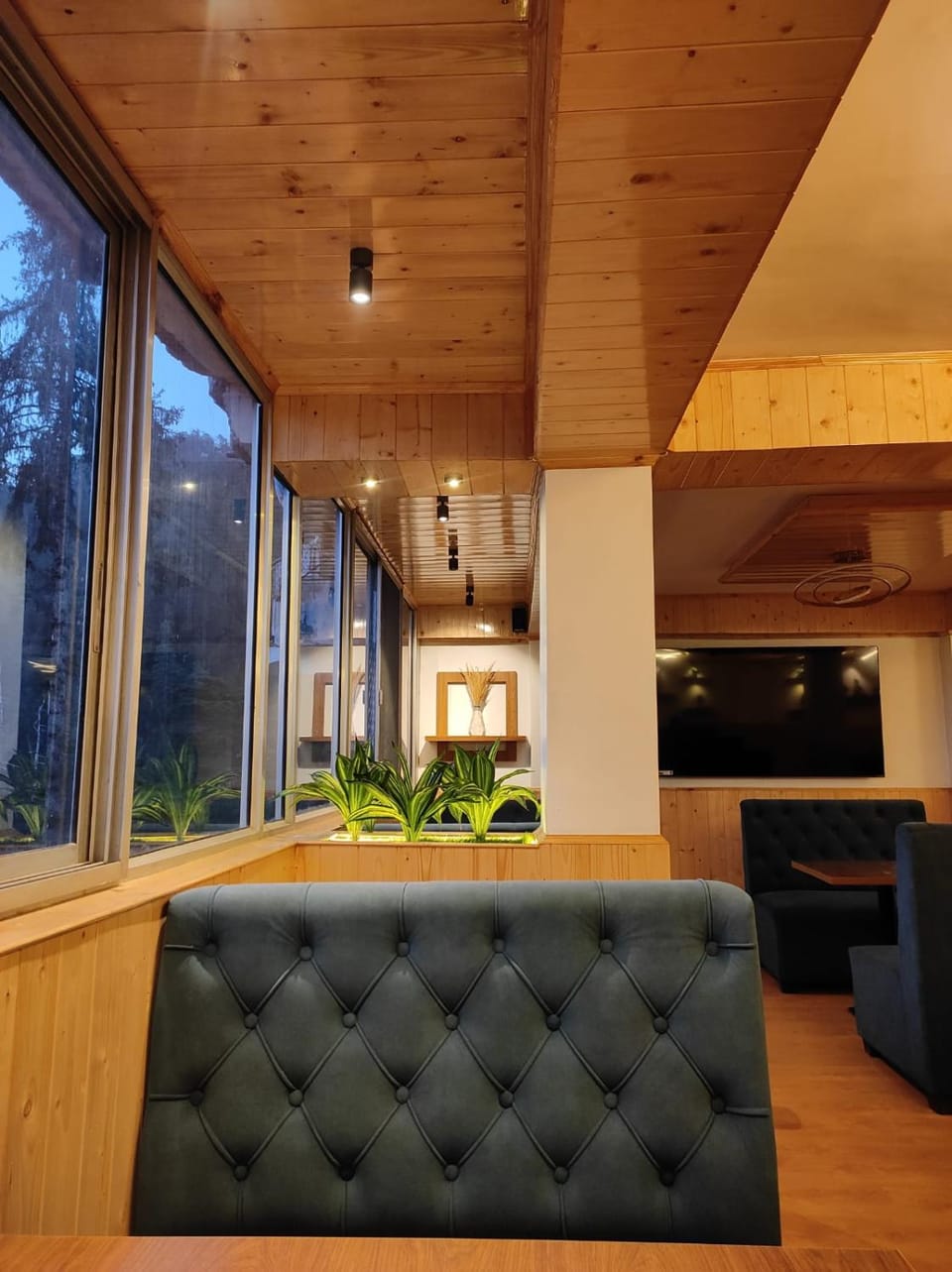 Restaurant/places to eat, Internal: Not applicable to any particular room