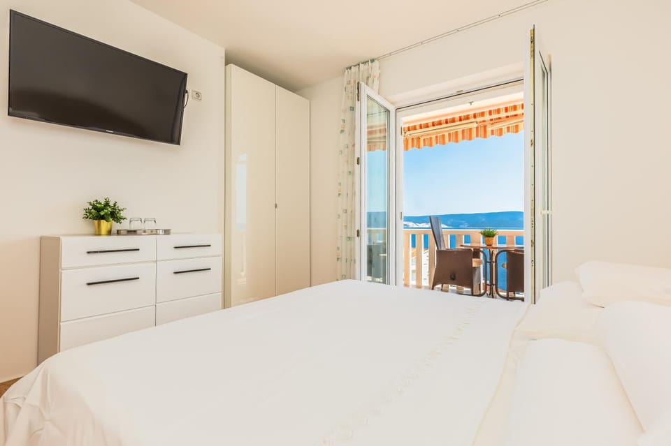 Bed, TV and multimedia, View (from property/room), Balcony/Terrace, Bedroom, Sea view
