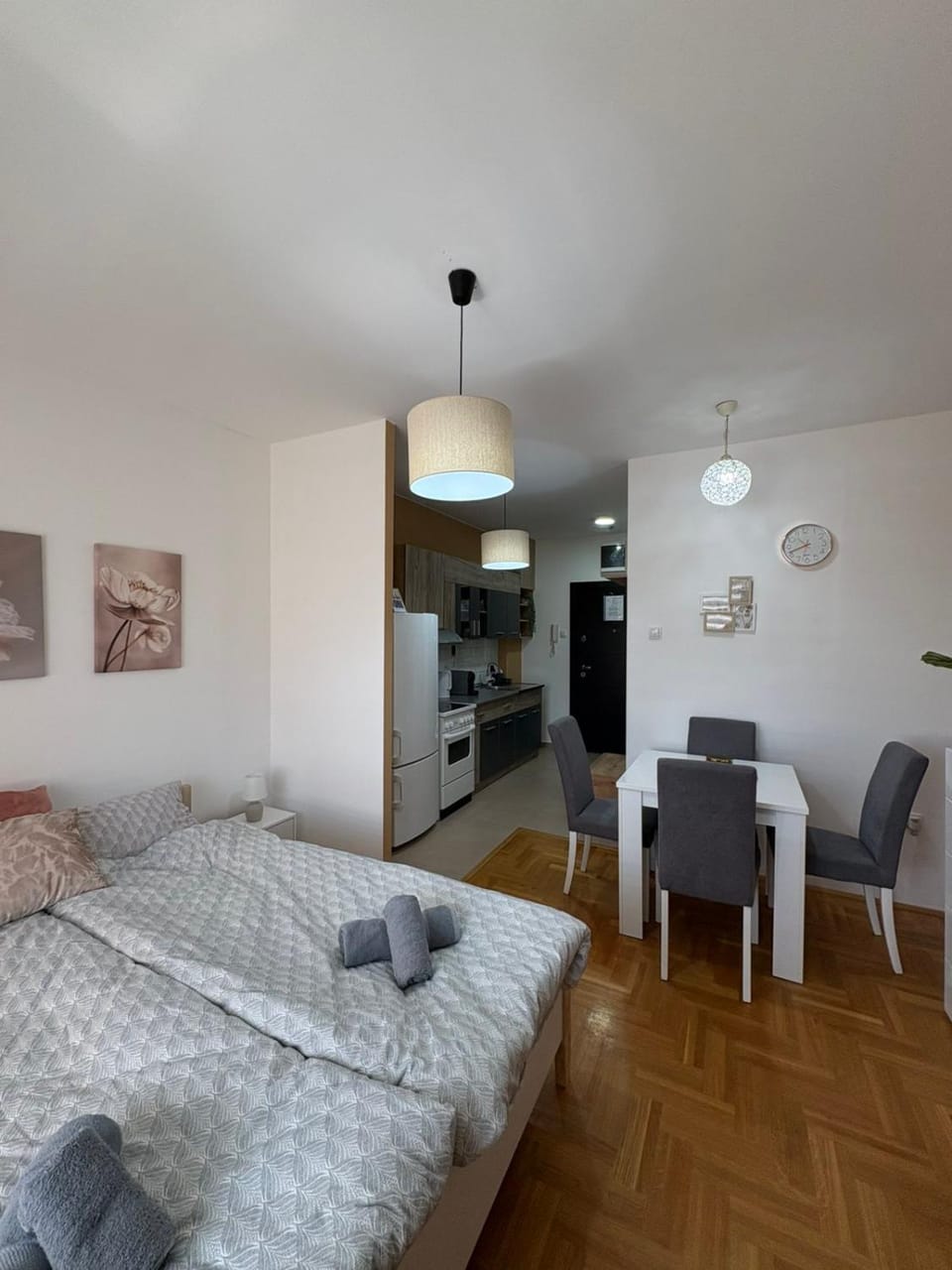 Bed, Photo of the whole room, Dining area