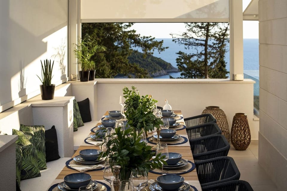 Seating area, Dining area, Sea view