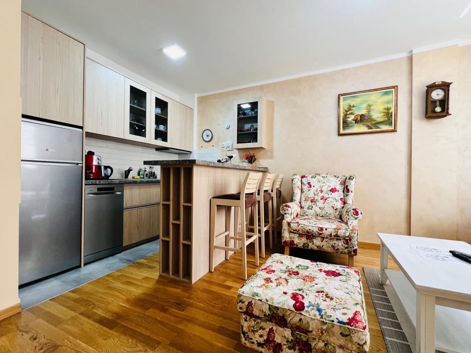 Dining area, kitchen
