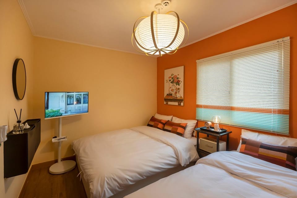 Photo of the whole room, Bedroom