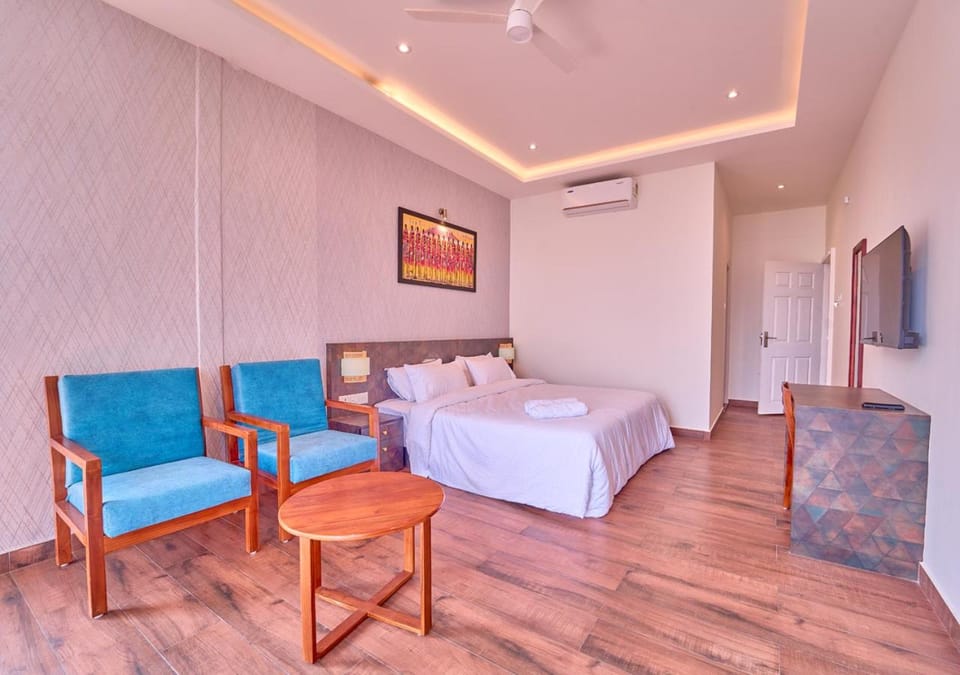 TV and multimedia, Photo of the whole room, Seating area, Bedroom, air conditioner