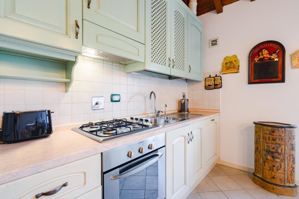 Kitchen or kitchenette, dishwasher, stove