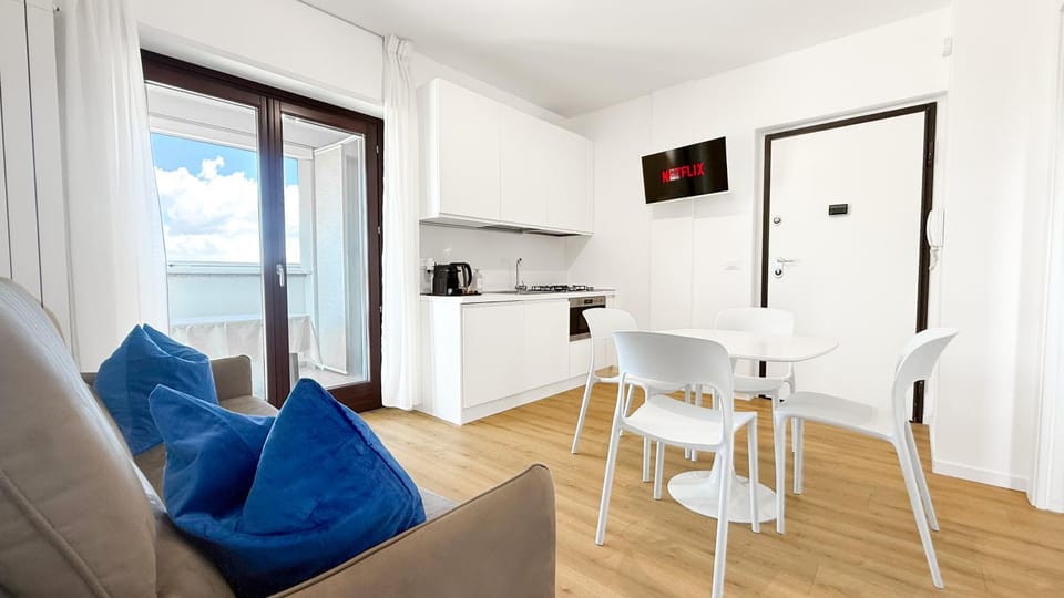 Communal lounge/ TV room, TV and multimedia, Kitchen or kitchenette, Living room, Seating area