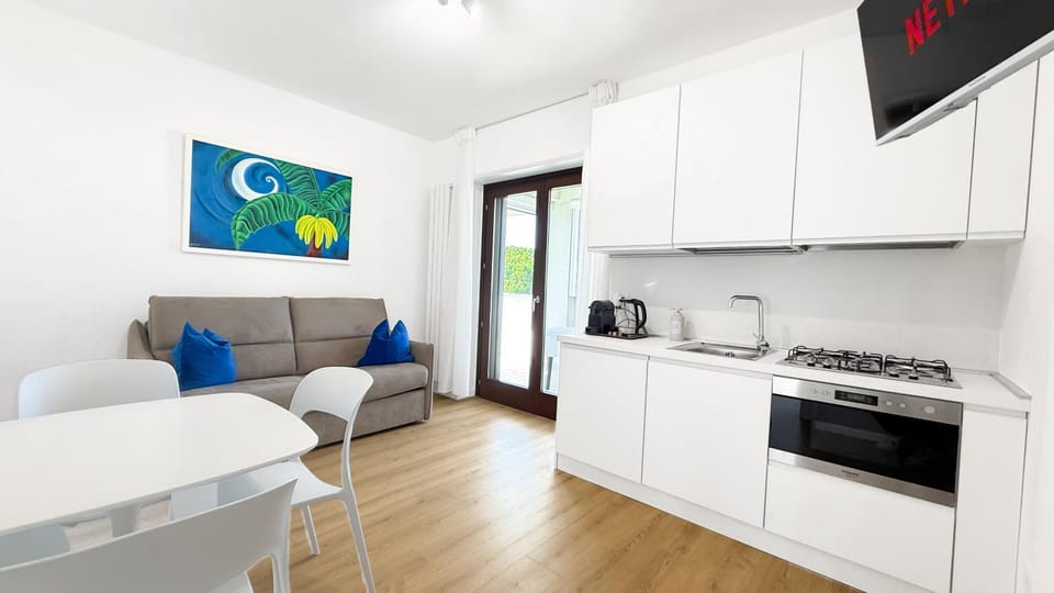 Kitchen or kitchenette, Living room, Seating area, kitchen