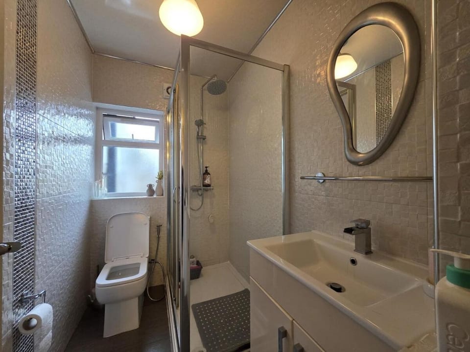 Quadruplex with Hot Tub & Pool Table Apartment in Cardiff