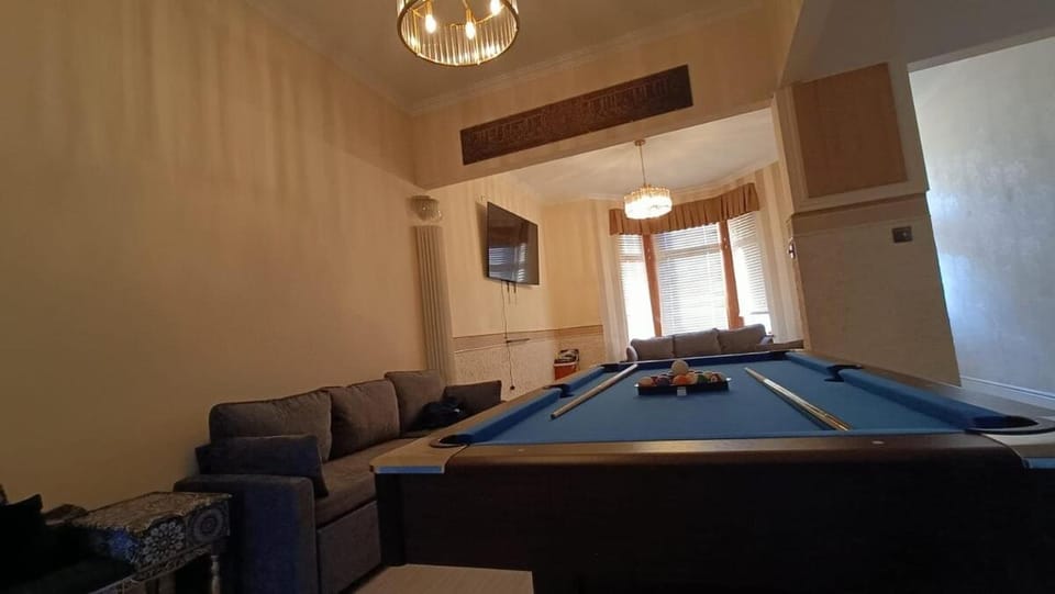 Quadruplex with Hot Tub & Pool Table Apartment in Cardiff