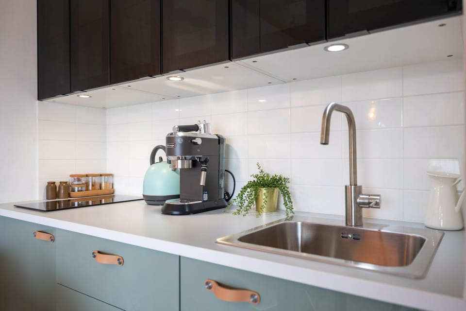 Coffee/tea facilities, Kitchen or kitchenette, stove