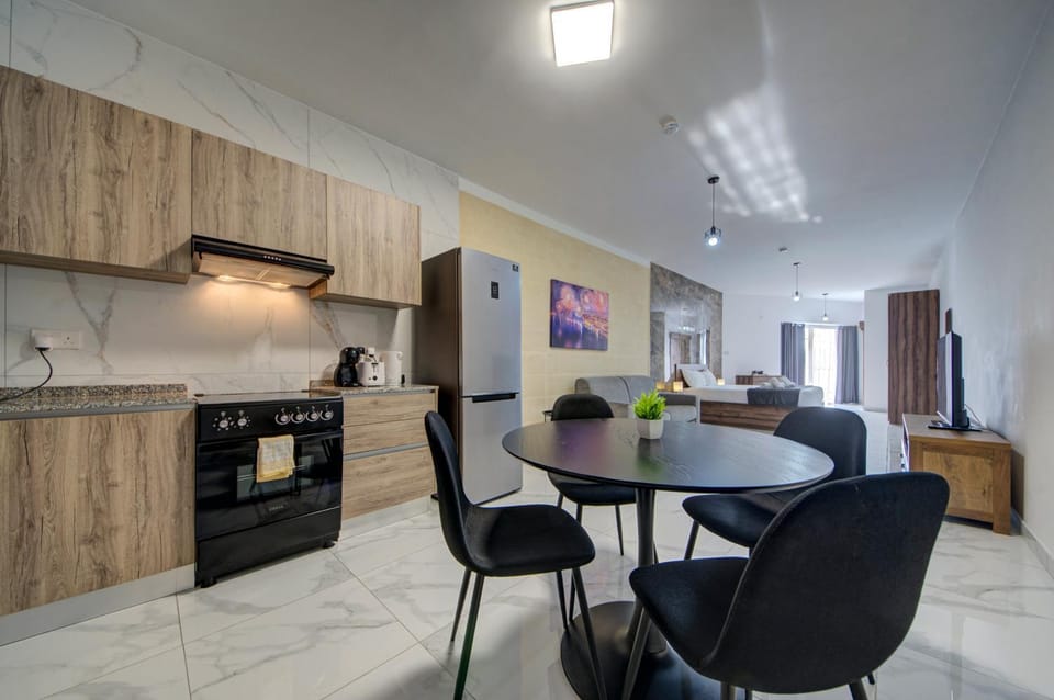 Kitchen or kitchenette, Living room, Seating area, Dining area, minibar, oven, stove, toaster