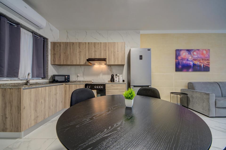 Kitchen or kitchenette, Living room, Seating area, Dining area, minibar, oven, stove