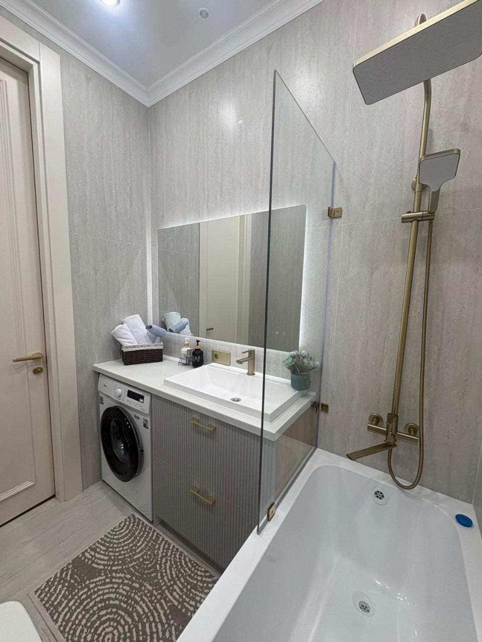 Shower, towels, washing machine