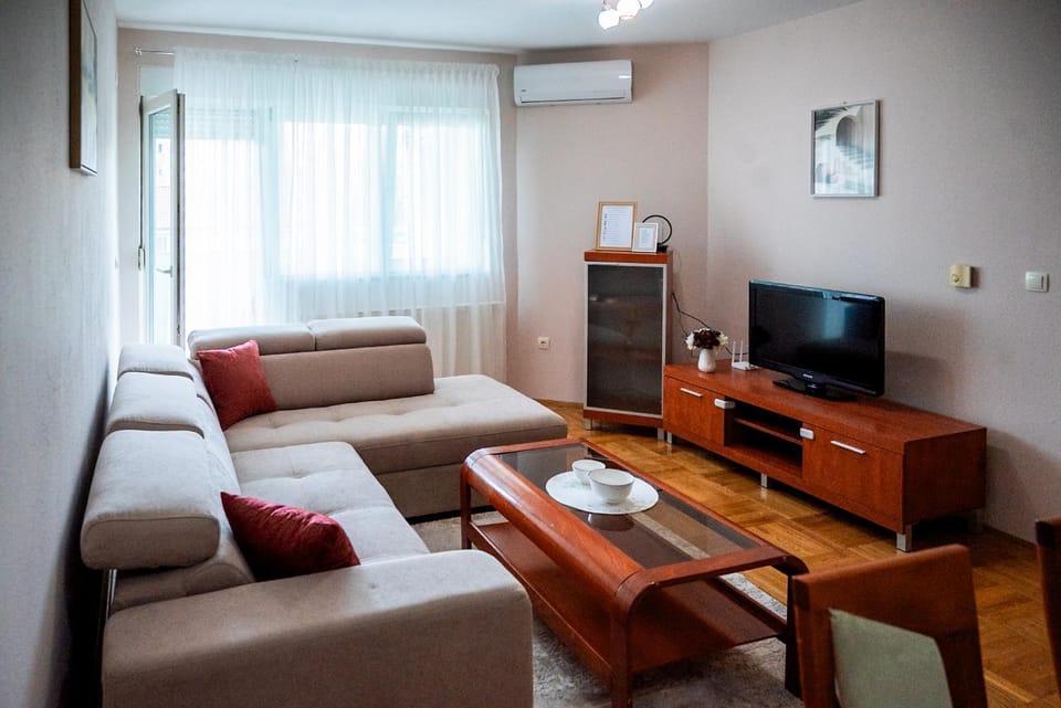 TV and multimedia, Living room, Seating area, air conditioner